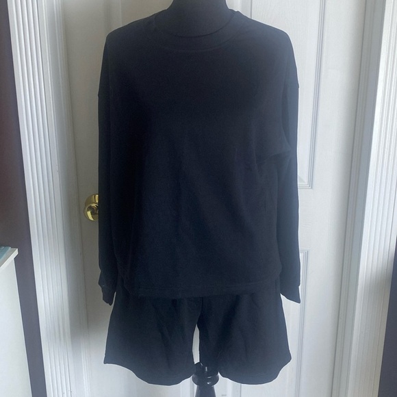 Feathers Loungewear 2 Pc Top & Shorts Black Sz L Light Sweatshirt Material NWOT - Picture 1 of 9